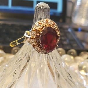 Blazing red quartz oval 13 ct white topaz ring